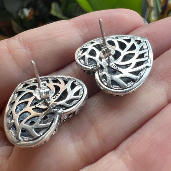 Sparkling Pattern Heart Stud Earrings - Picture 8 of 12